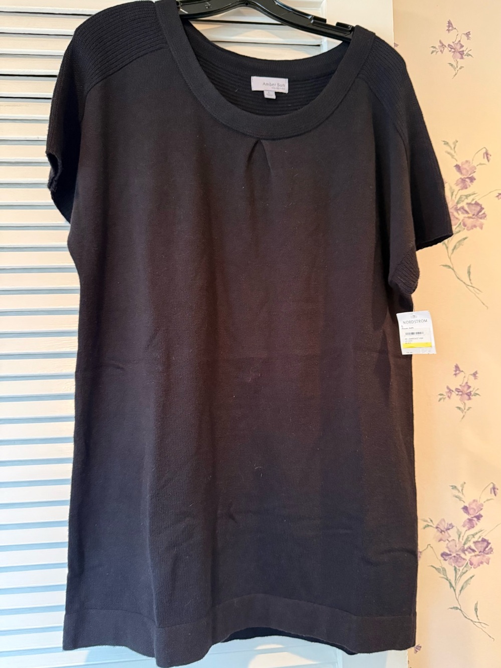 NWT Amber Sun Black Short Sleeve Sweater in Size Large